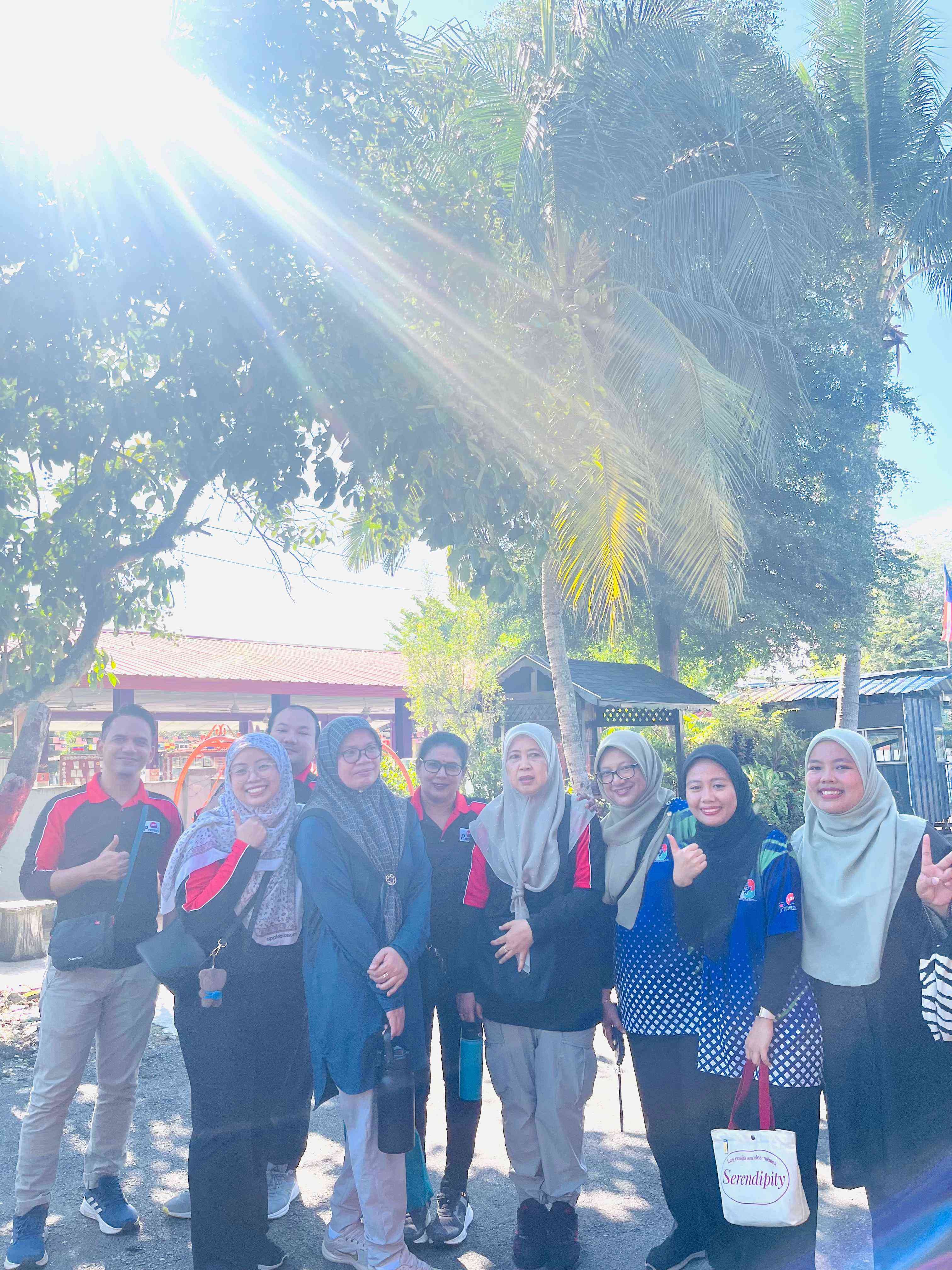 PBSB employees with residents of Pusat Jagaan Al-Fikrah