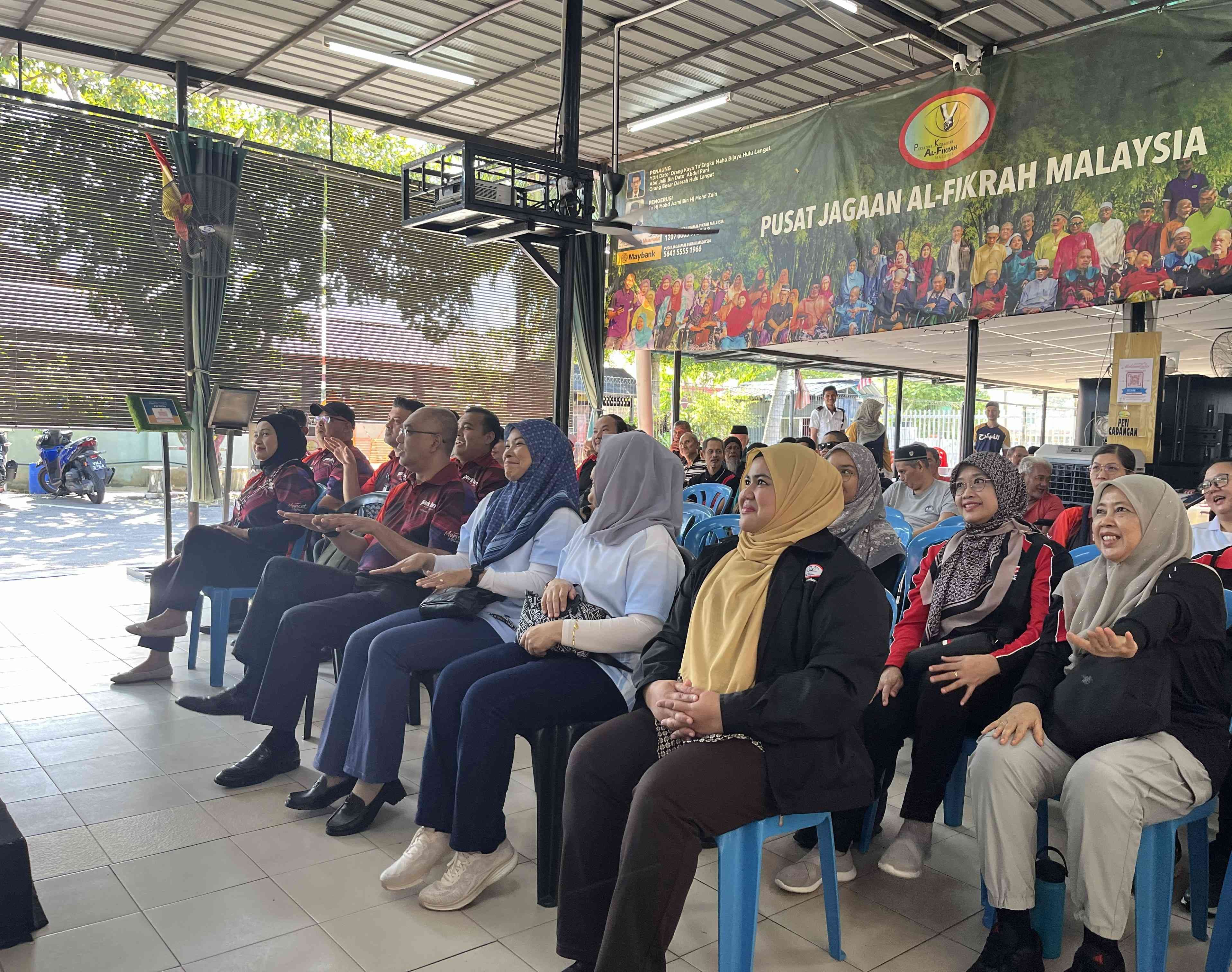 PBSB employees with residents of Pusat Jagaan Al-Fikrah