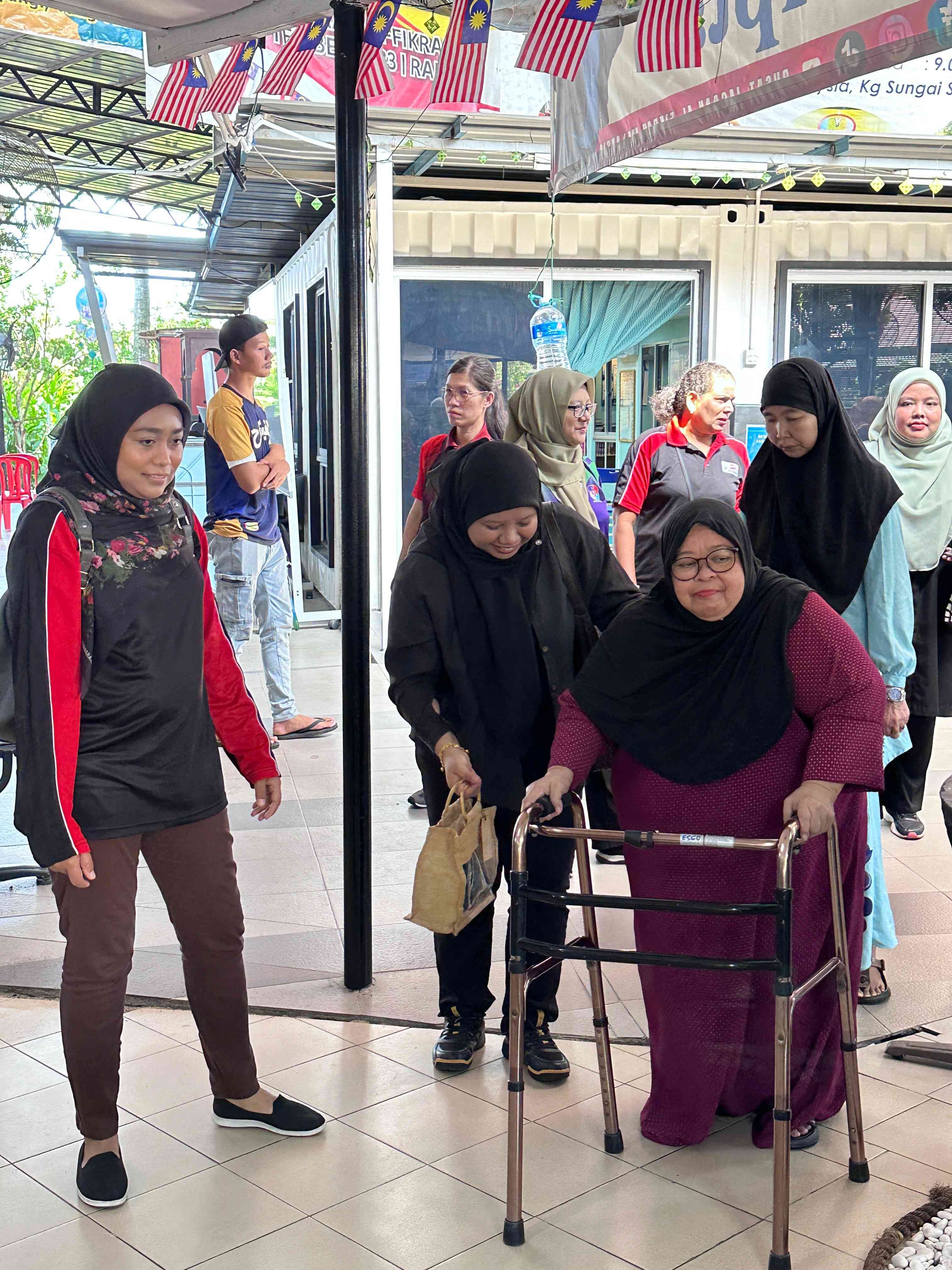 PBSB employees with residents of Pusat Jagaan Al-Fikrah