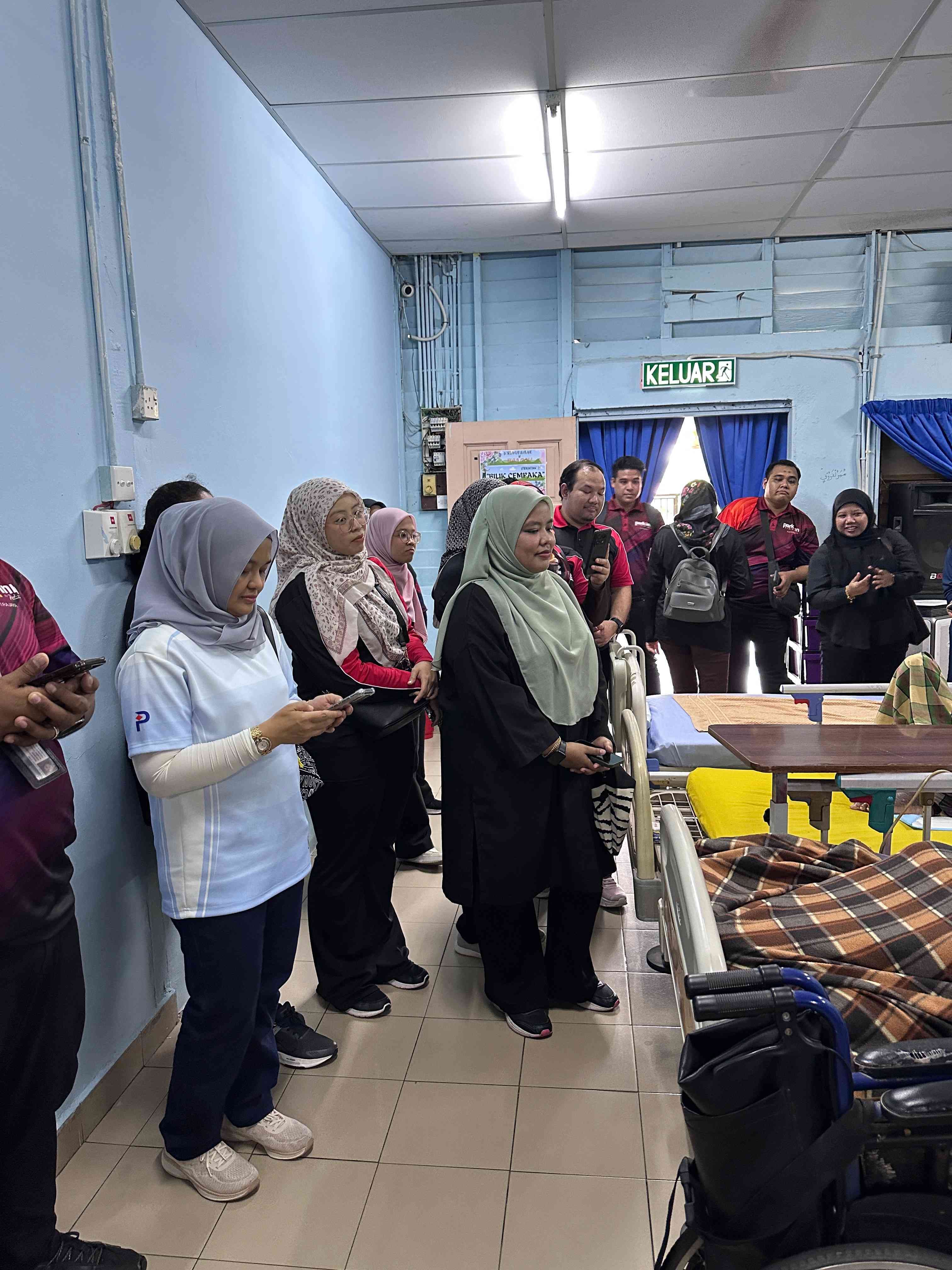 PBSB employees with residents of Pusat Jagaan Al-Fikrah